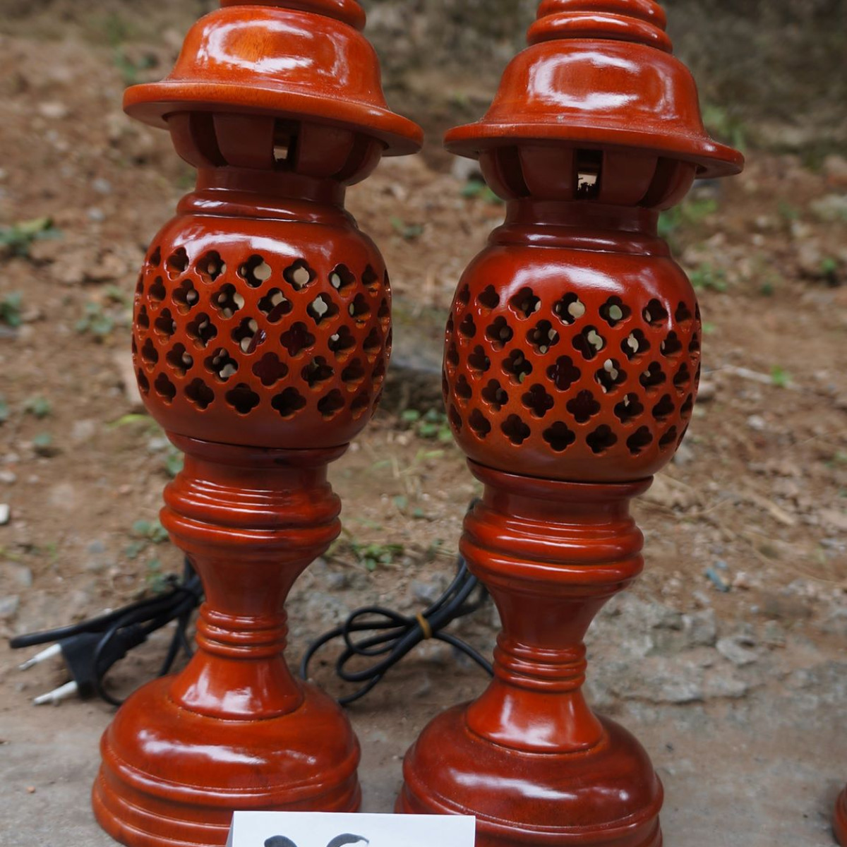 Đèn thờ gỗ xà cừ họa tiết quả dứa cao 36cm màu nâu cánh gián - Đèn thờ