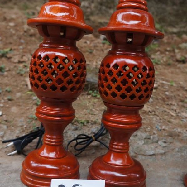 Đèn thờ gỗ xà cừ họa tiết quả dứa cao 36cm màu nâu cánh gián - góc nhìn 3