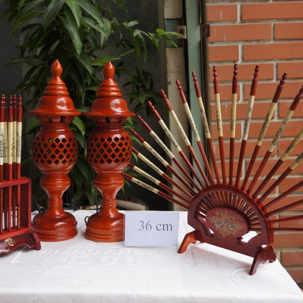 Đèn thờ gỗ xà cừ họa tiết quả dứa cao 36cm màu nâu cánh gián - góc nhìn 5