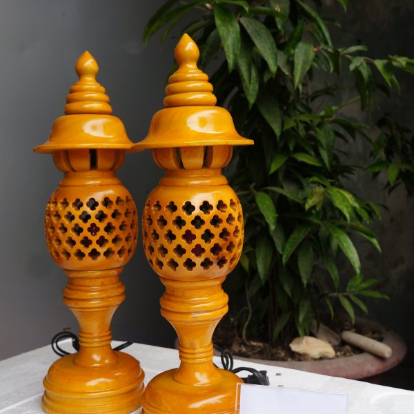 Đèn thờ gỗ xà cừ quả dứa cao 41 cm màu vàng - góc nhìn 2