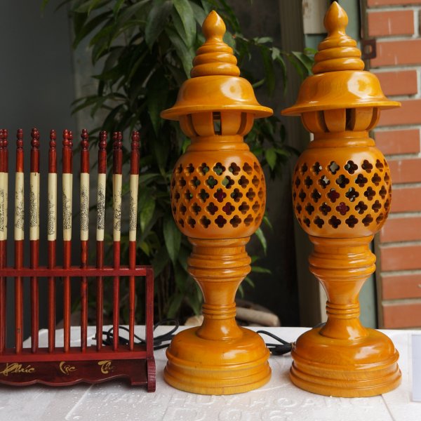 Đèn thờ gỗ xà cừ quả dứa cao 41 cm màu vàng - góc nhìn 11