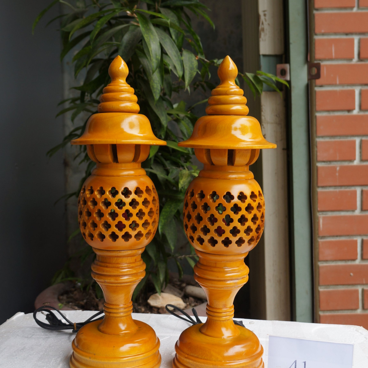 Đèn thờ gỗ xà cừ quả dứa cao 41 cm màu vàng - Đèn thờ