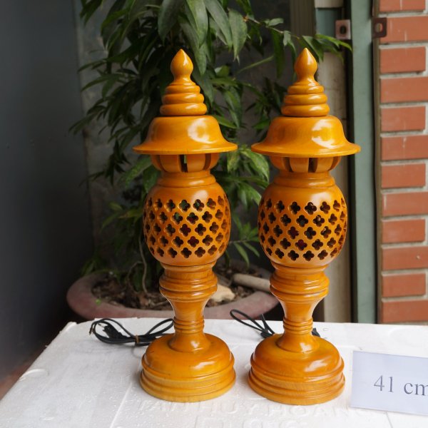 Đèn thờ gỗ xà cừ quả dứa cao 41 cm màu vàng - góc nhìn 3