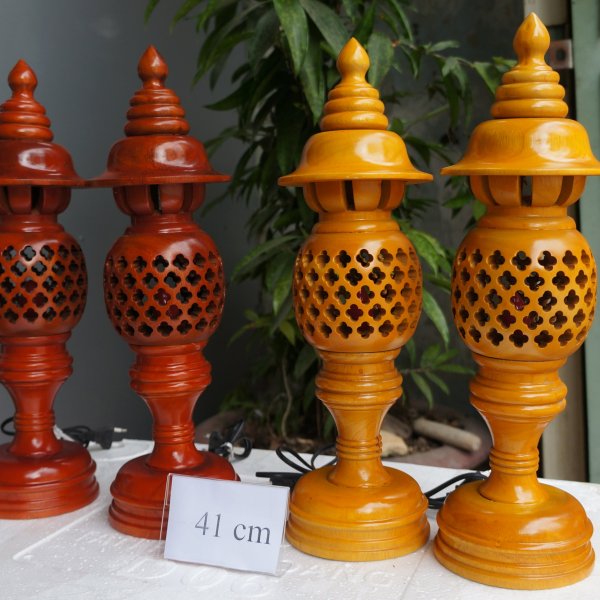 Đèn thờ gỗ xà cừ quả dứa cao 41 cm màu vàng - góc nhìn 5