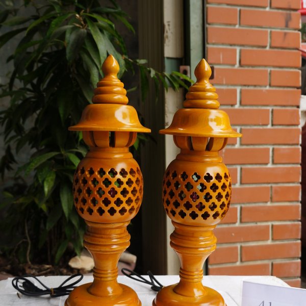 Đèn thờ gỗ xà cừ quả dứa cao 41 cm màu vàng - góc nhìn 6