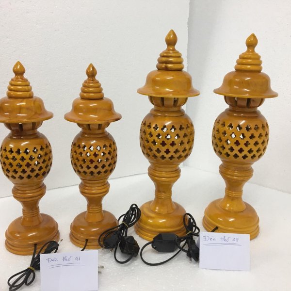 Đèn thờ gỗ xà cừ quả dứa cao 41 cm màu vàng - góc nhìn 7