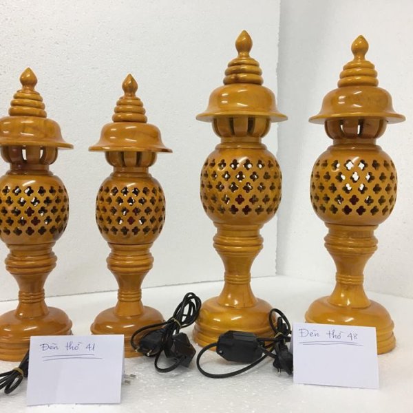 Đèn thờ gỗ xà cừ quả dứa cao 41 cm màu vàng - góc nhìn 8