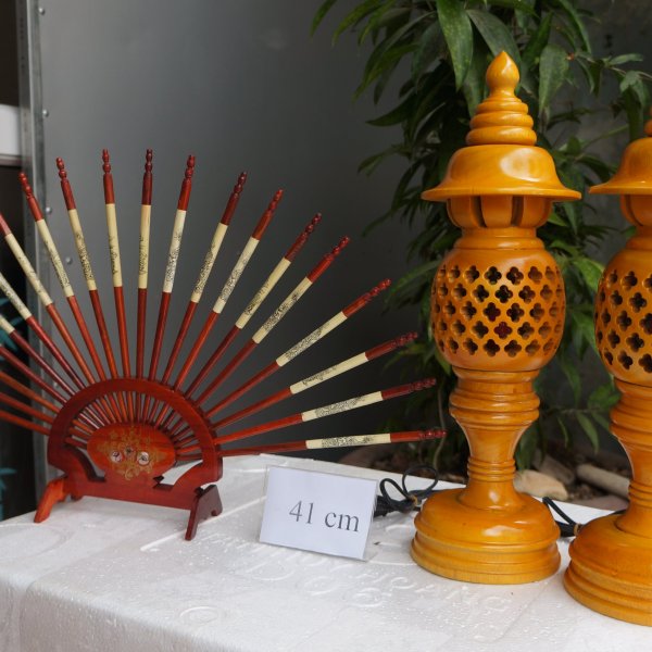 Đèn thờ gỗ xà cừ quả dứa cao 41 cm màu vàng - góc nhìn 9