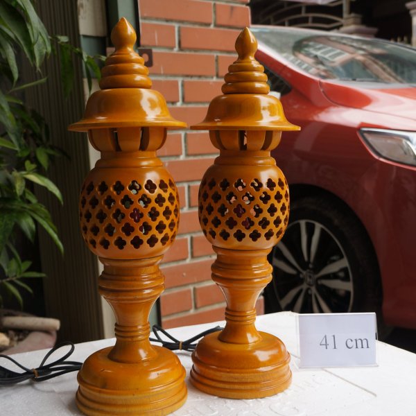 Đèn thờ gỗ xà cừ quả dứa cao 41 cm màu vàng - góc nhìn 10
