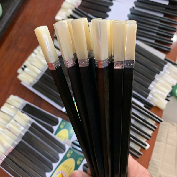 Đũa ăn gỗ mun sừng cẩn ốc đai bạc đầu vuông - góc nhìn 4