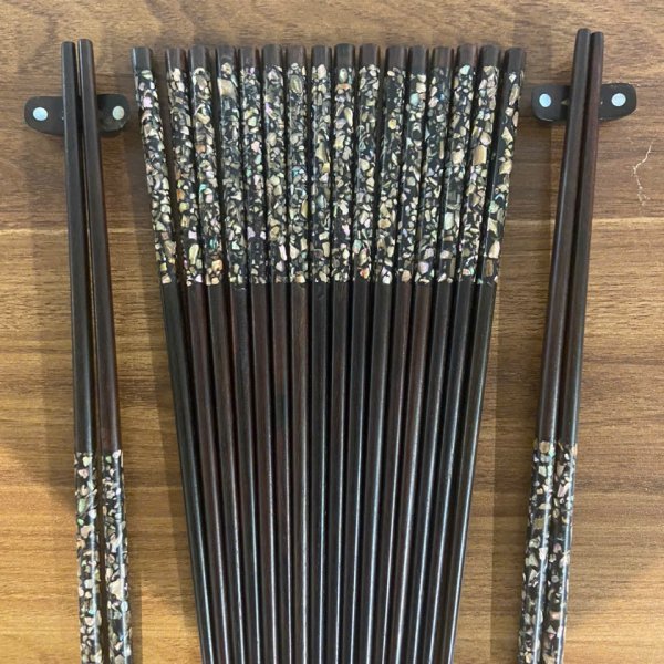 Đũa ăn gỗ trắc cẩn bào ngư dài - góc nhìn 2