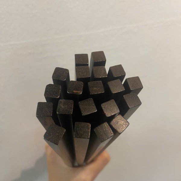 Đũa ăn gỗ trắc đen trơn đầu vuông - góc nhìn 2