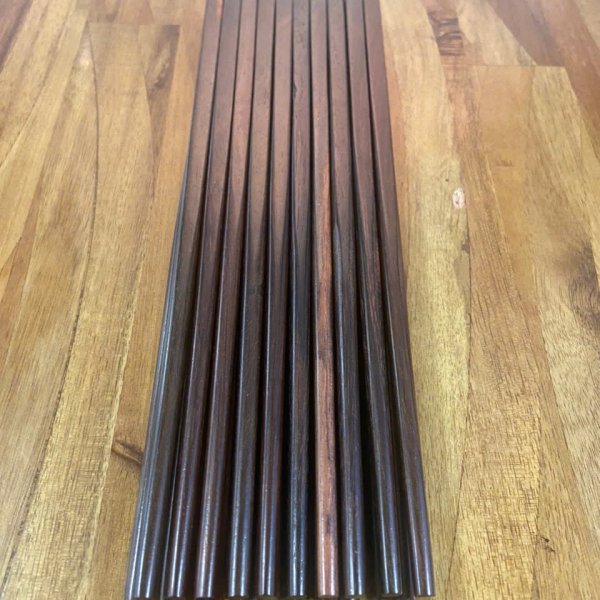 Đũa ăn gỗ trắc đen trơn đầu vuông - góc nhìn 3