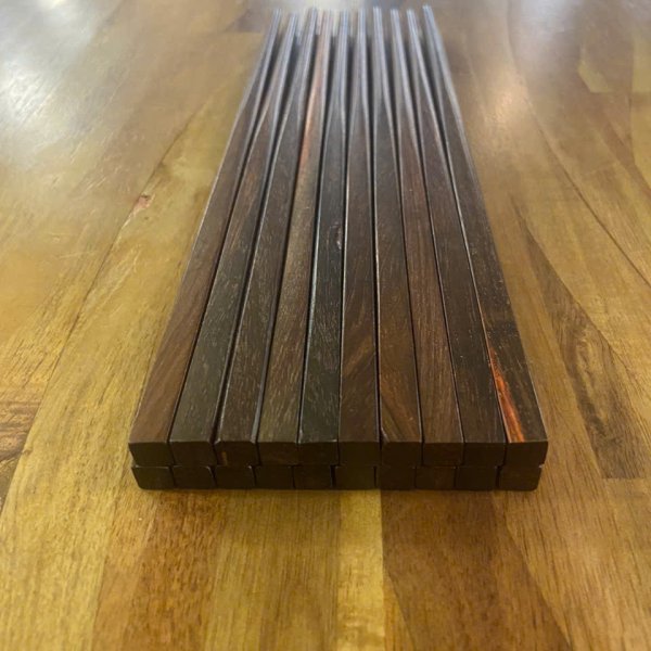 Đũa ăn gỗ trắc đen trơn đầu vuông - góc nhìn 4