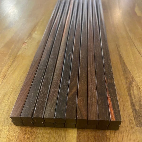 Đũa ăn gỗ trắc đen trơn đầu vuông - góc nhìn 5