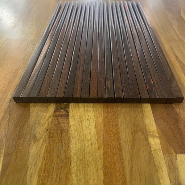 Đũa ăn gỗ trắc đen trơn đầu vuông - góc nhìn 6