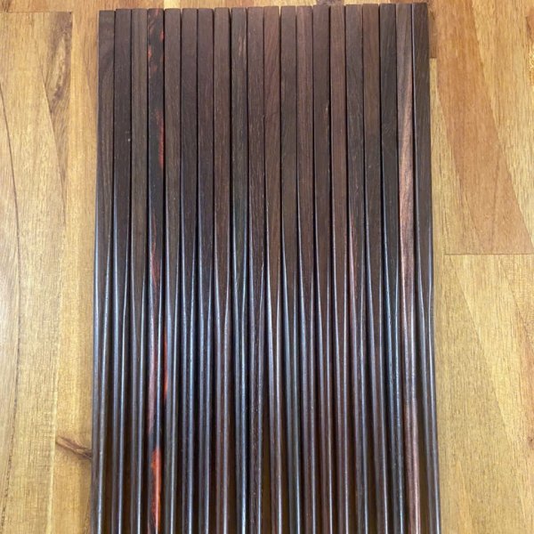 Đũa ăn gỗ trắc đen trơn đầu vuông - góc nhìn 7