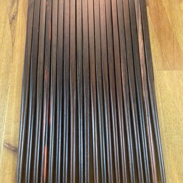 Đũa ăn gỗ trắc đen trơn đầu vuông - góc nhìn 8