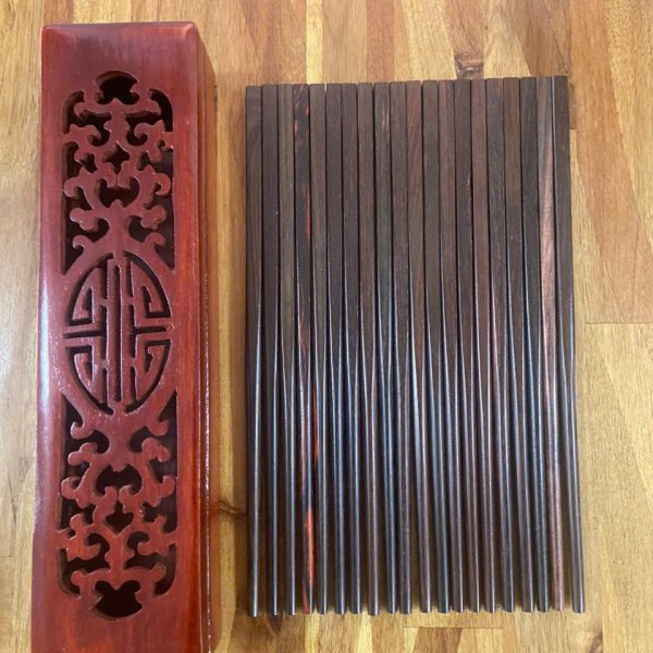 Đũa ăn gỗ trắc đen trơn đầu vuông - góc nhìn 9