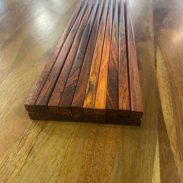 Đũa ăn gỗ trắc đỏ đầu vuông trơn - góc nhìn 2