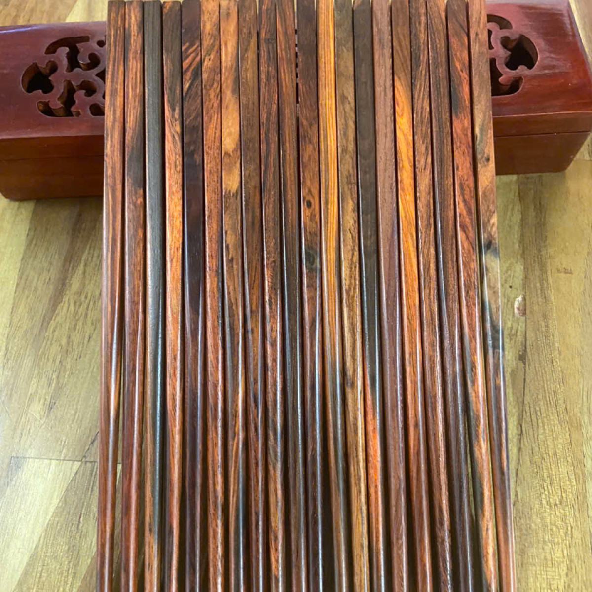 Đũa ăn gỗ trắc đỏ đầu vuông trơn - Đũa ăn