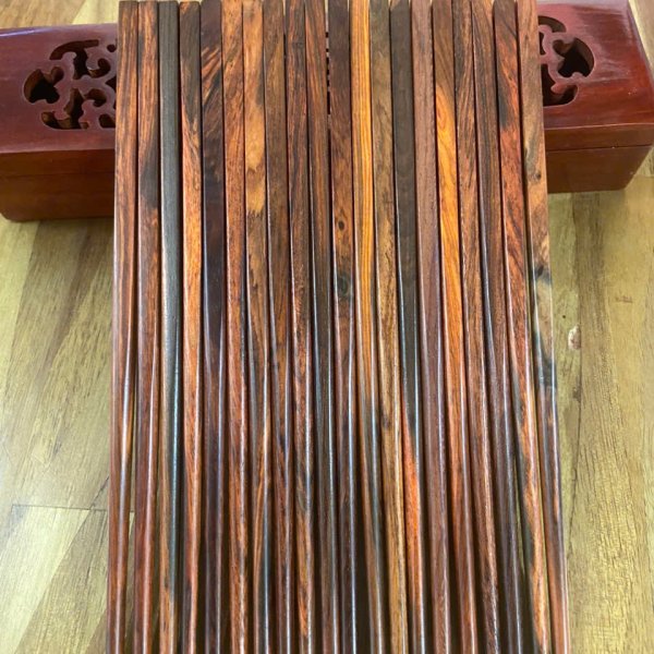 Đũa ăn gỗ trắc đỏ đầu vuông trơn