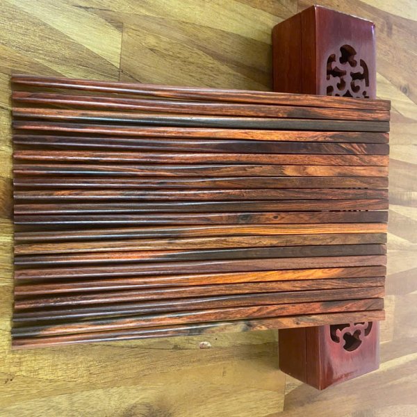 Đũa ăn gỗ trắc đỏ đầu vuông trơn - góc nhìn 3