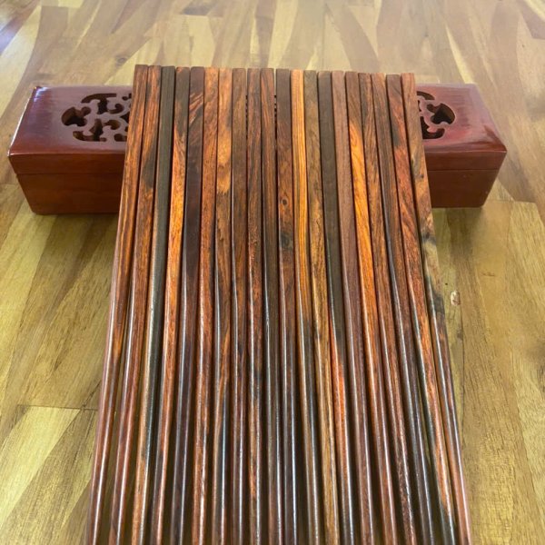 Đũa ăn gỗ trắc đỏ đầu vuông trơn - góc nhìn 4