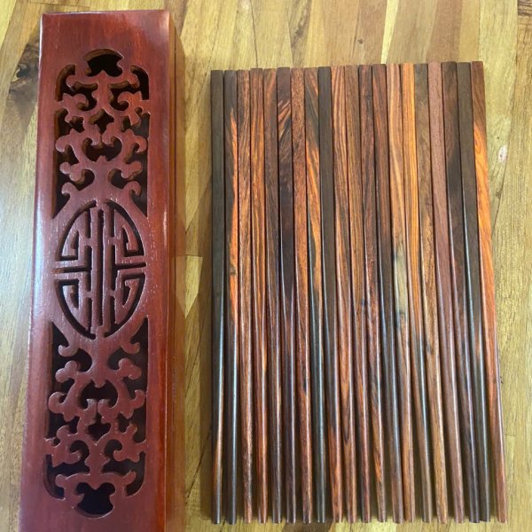 Đũa ăn gỗ trắc đỏ đầu vuông trơn - góc nhìn 5