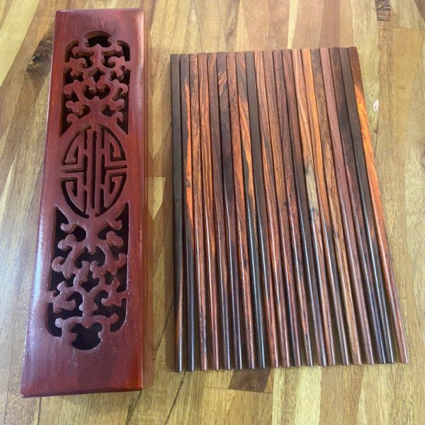 Đũa ăn gỗ trắc đỏ đầu vuông trơn - góc nhìn 6