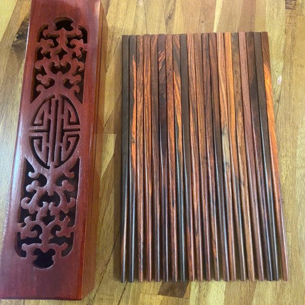 Đũa ăn gỗ trắc đỏ đầu vuông trơn - góc nhìn 7