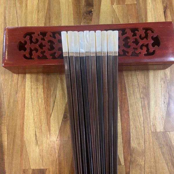 Đũa ăn trắc đen cẩn ốc đai bạc - góc nhìn 2