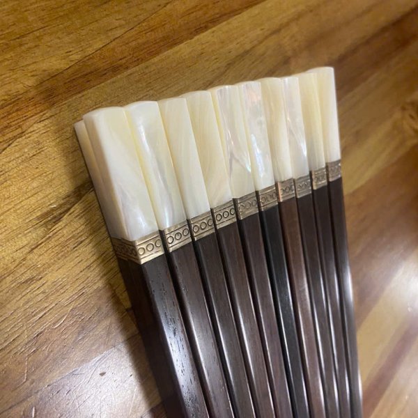 Đũa ăn trắc đen cẩn ốc đai bạc - góc nhìn 3