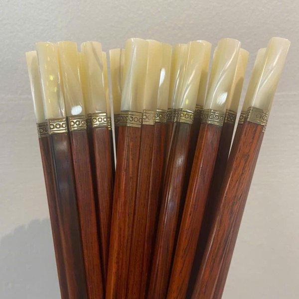 Đũa trắc đỏ cẩn ốc đai bạc - góc nhìn 2