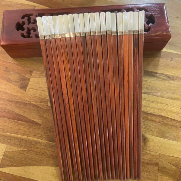 Đũa trắc đỏ cẩn ốc đai bạc - góc nhìn 3