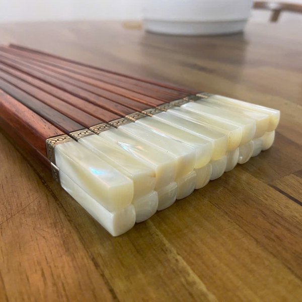 Đũa trắc đỏ cẩn ốc đai bạc - góc nhìn 5