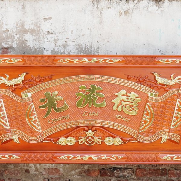 Hoành phi câu đối chạm mai hóa long chữ Đức Lưu Quang dài 175 cm - góc nhìn 4