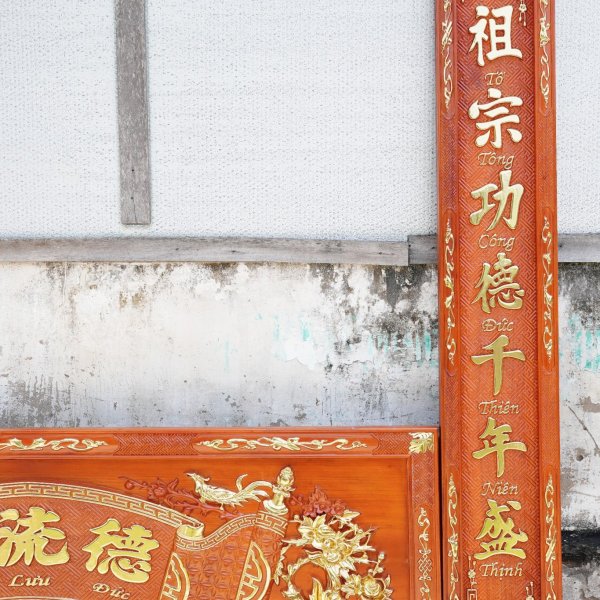 Hoành phi câu đối chạm mai hóa long chữ Đức Lưu Quang dài 175 cm - góc nhìn 5