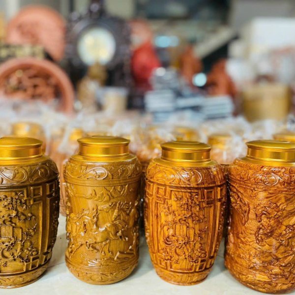 Hộp chè gỗ bách xanh chạm tứ quý nắp đồng - góc nhìn 2