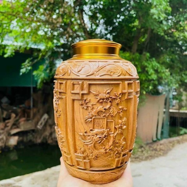 Hộp chè gỗ bách xanh chạm tứ quý nắp đồng - góc nhìn 3