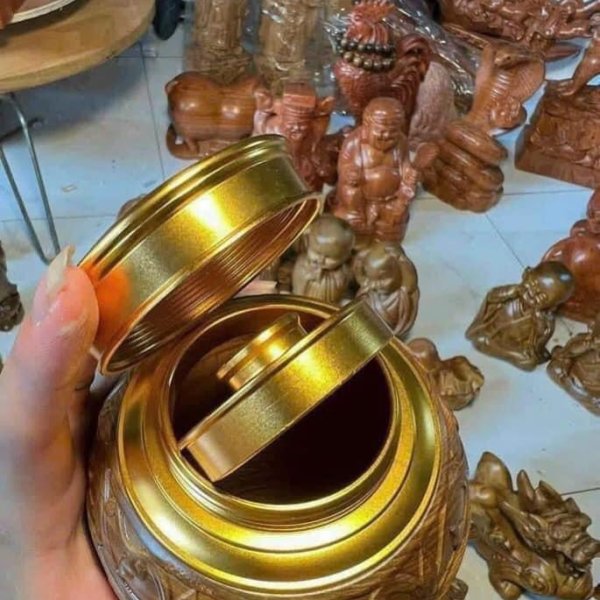 Hộp chè gỗ bách xanh chạm tứ quý nắp đồng - góc nhìn 4