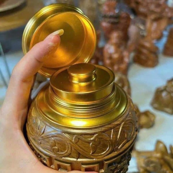 Hộp chè gỗ bách xanh chạm tứ quý nắp đồng - góc nhìn 5