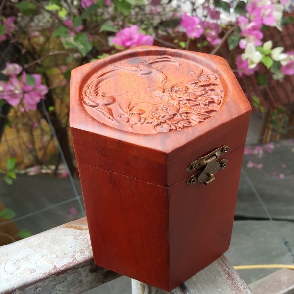 Hộp chè lục giác chạm chim hoa gỗ hương - góc nhìn 2