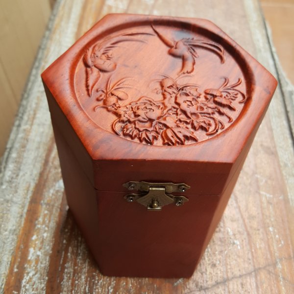 Hộp chè lục giác chạm chim hoa gỗ hương - góc nhìn 3