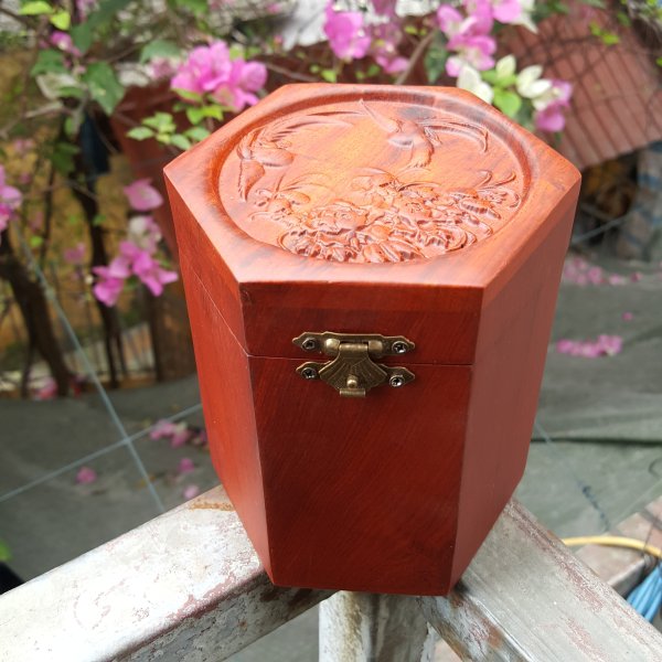 Hộp chè lục giác chạm chim hoa gỗ hương - góc nhìn 4