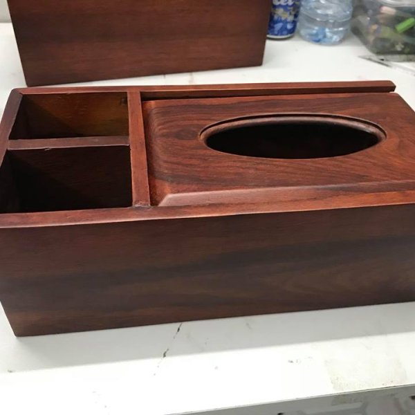 Hộp giấy ăn ba ngăn mặt trơn gỗ hương - góc nhìn 2