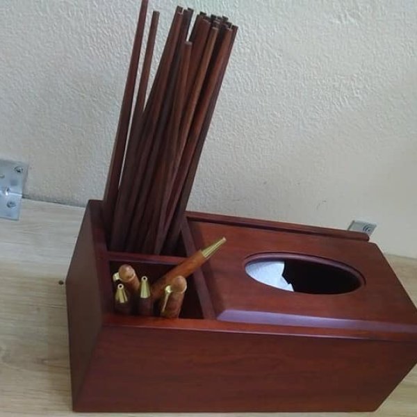 Hộp giấy ăn ba ngăn mặt trơn gỗ hương - góc nhìn 5