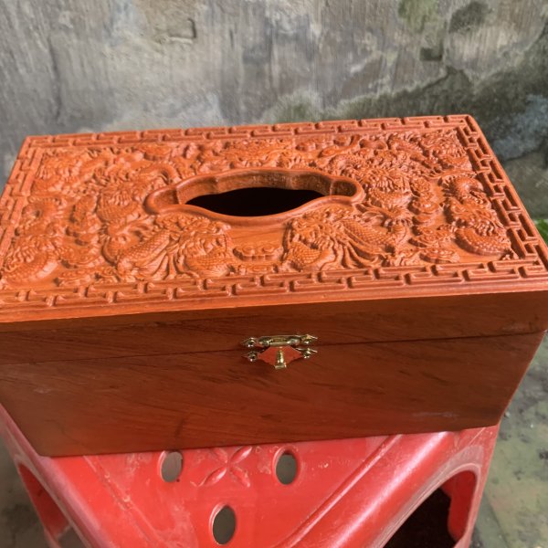 Hộp giấy Cửu long gỗ hương ngang 22 cm - góc nhìn 2