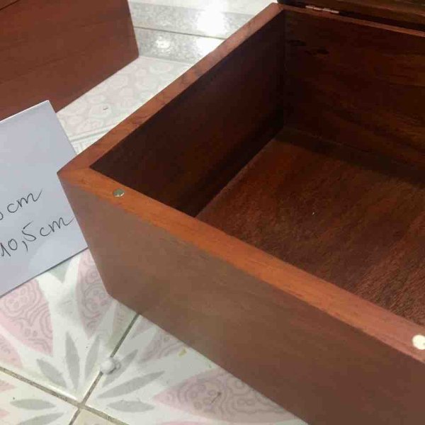 Hộp giấy vuông gỗ hương 16 cm - góc nhìn 3