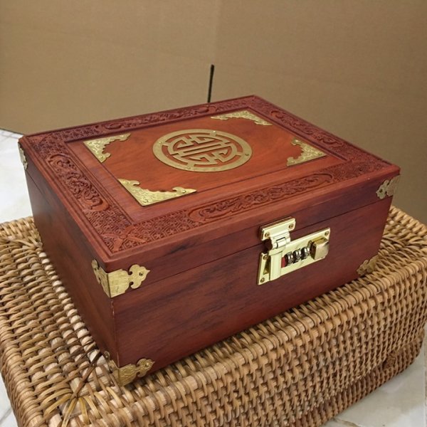Hộp trang sức chữ Thọ gỗ hương đá khóa số ngang 24 cm - góc nhìn 2